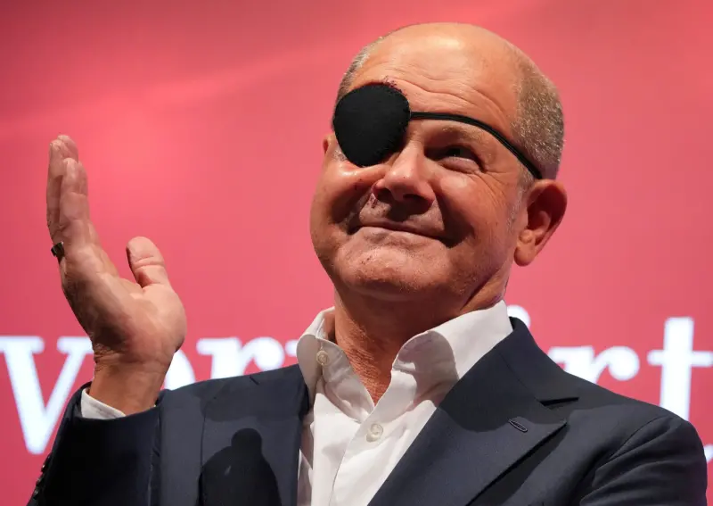 ▲德國總理蕭茲（Olaf Scholz）日前慢跑時跌倒受傷，他戴眼罩的照片曝光，引發網友製作海盜迷因圖開玩笑的熱潮。（圖／美聯社／達志影像）