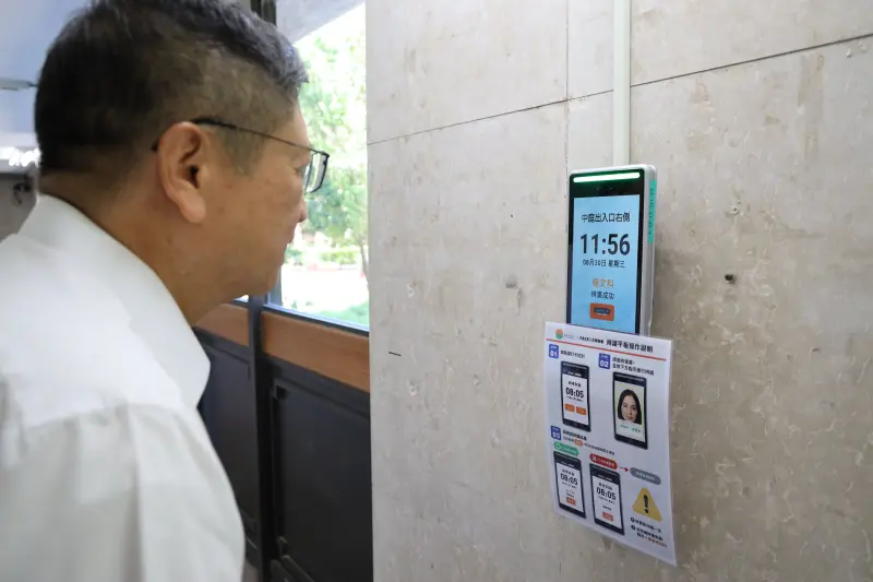 ▲楊文科表示,新上路的臉部辨識差勤系統,標誌著縣府在智慧治理上又往前一步。(圖/新竹縣政府提供)