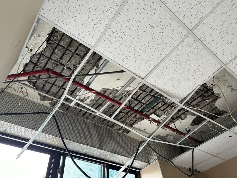 ▲木新市場2樓區民活動中心天花板坍塌。（圖／王欣儀辦公室提供）
