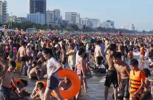 不甩颱風！越南國慶各地湧入大量旅客　海灘擠滿觀光客
