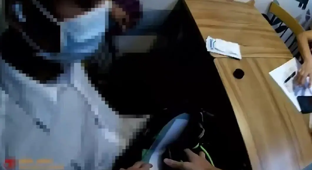 警方進入超商逮捕詐騙婦人300多萬的2名車手。（圖／翻攝畫面）