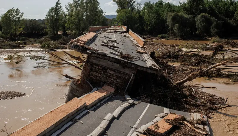 ▲西班牙暴雨釀災，許多道路、橋梁都被沖毀。（圖／美聯社／達志影像）
