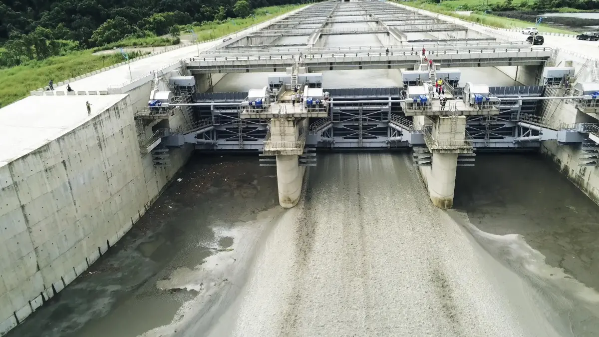 ▲北水局昨天利用接近滿水位時機，操作阿姆坪防淤隧道，將堆置於沖淤池內的淤泥排出並帶至大海，順利發揮沖淤使水庫延壽功效。（圖／北水局提供）