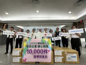 蔡其昌號召暖心企業　捐贈萬件防護衣及物資
