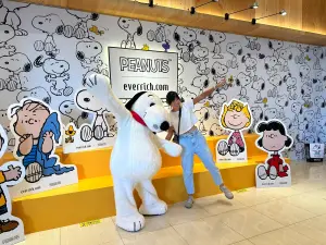 ▲昇恆昌內湖旗艦店首次亮相11公尺超大Snoopy打卡牆，可以拍到今年年底。（圖／昇恆昌提供）