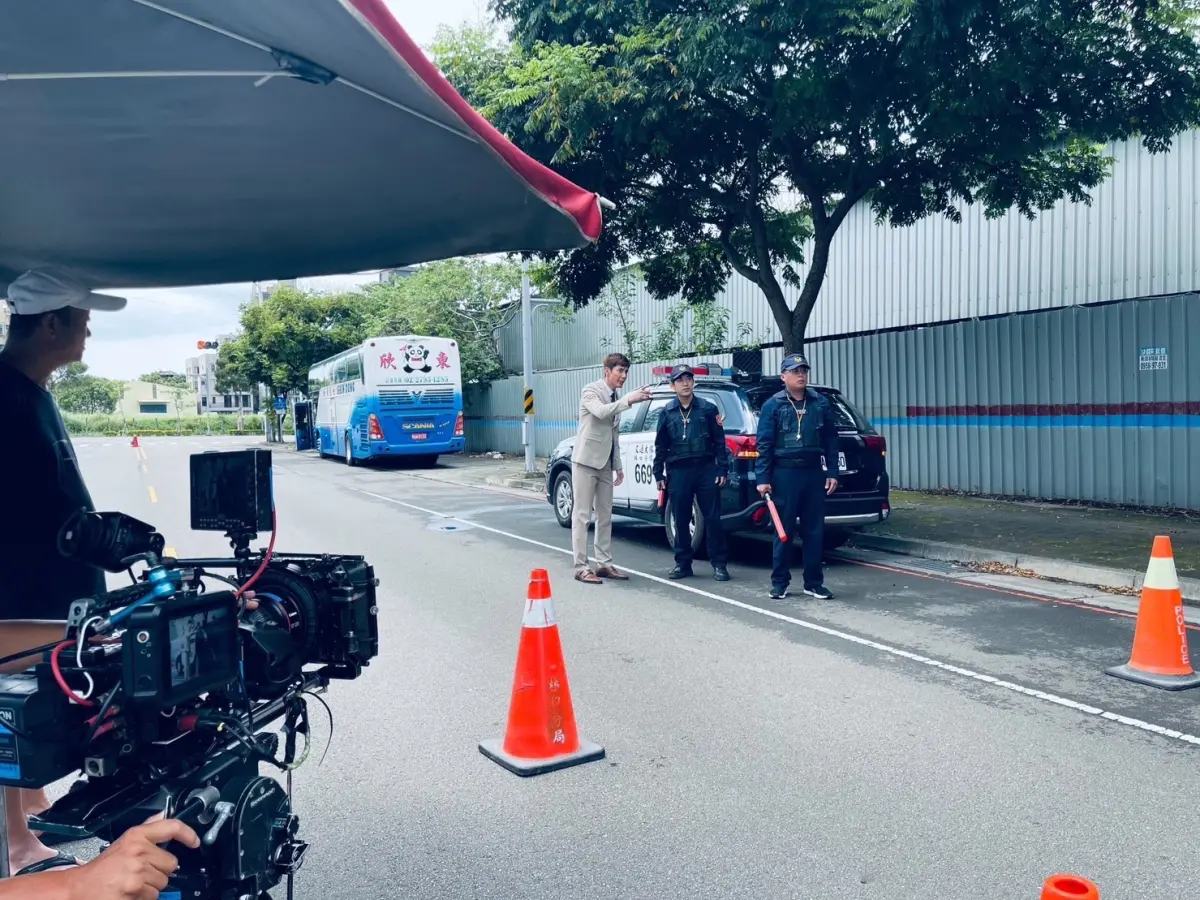 ▲林口警分局結合《市井豪門》劇組支援警力、裝備及車輛，導入劇中情節宣導酒駕罰責相關規定。（圖 ／新北市警察局林口分局提供）