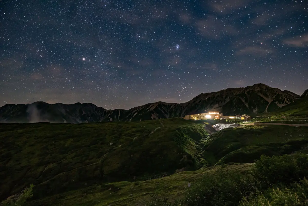 ▲可樂旅遊再度推出「來去立山住一晚」5日行程，並獨家取得有「最接近群星的渡假飯店」之美稱的立山飯店團體房源，行程只有一團11月5日出發，售價5萬9800元起。（圖／ホテル立山 提供）