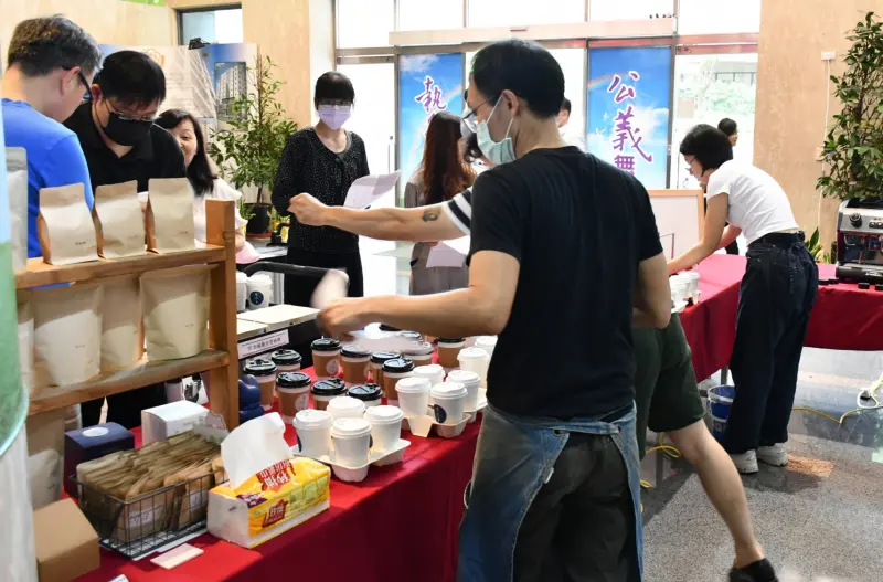 ▲士林分署的聯合拍賣會場,有積欠勞健保的咖啡館老闆擺攤賣咖啡(圖/士林分署提供)