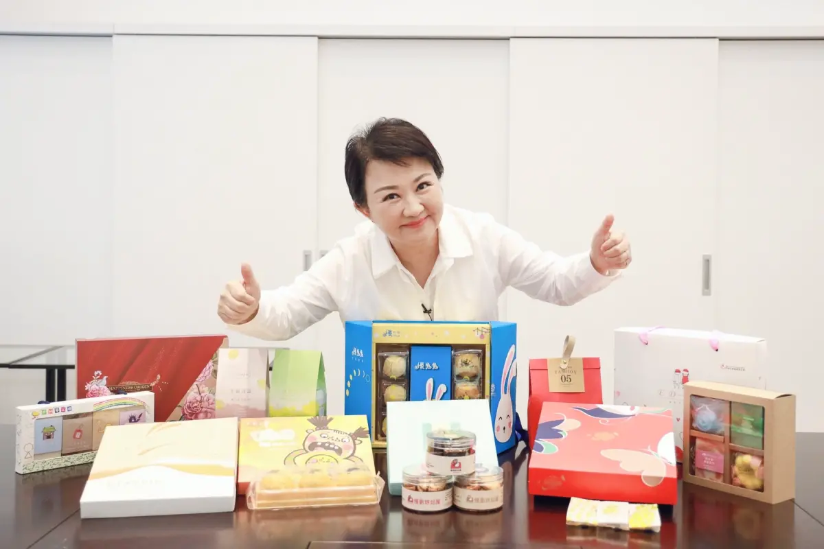 ▲市長盧秀燕化身帶貨女王，當起購物節目主持人，推銷12家身障團體推出的月餅和手工皂(圖／新聞局提供2023.9.5)