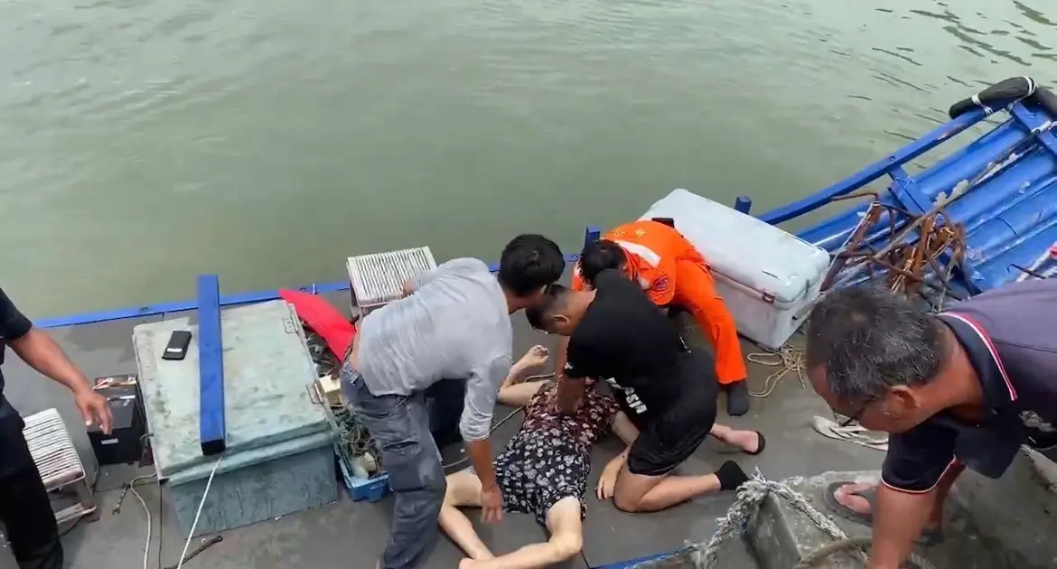 ▲老婦人騎乘單車不慎落海，被救起後趕緊施以CPR急救。（圖／翻攝畫面）