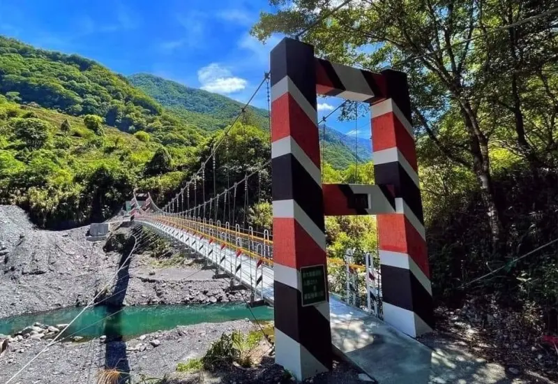 ▲廬山溫泉美麗的馬赫坡情人吊橋，在海葵颱風後沖毀。（圖／仁愛鄉公所提供，2023.09.05）