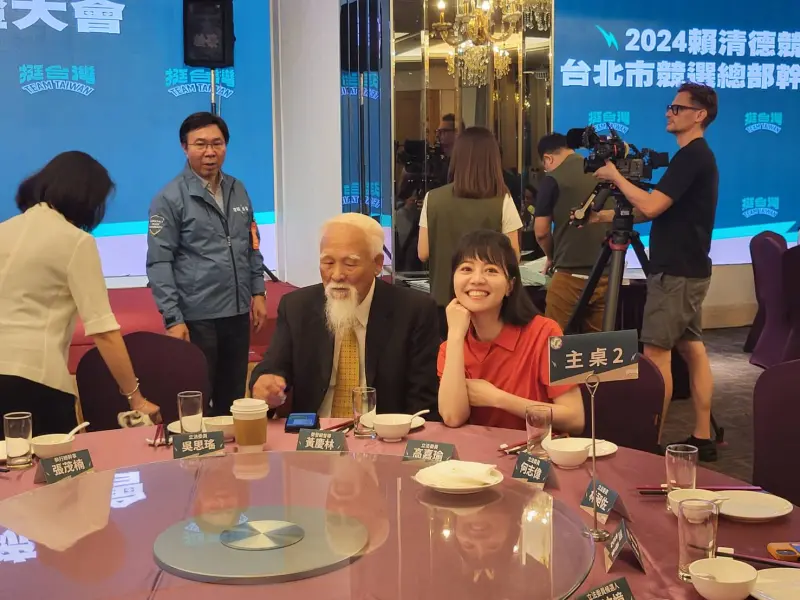 ▲高嘉瑜、何志偉、王世堅被安排在主桌位置。（圖／記者陳佩君攝，2023.09.05）