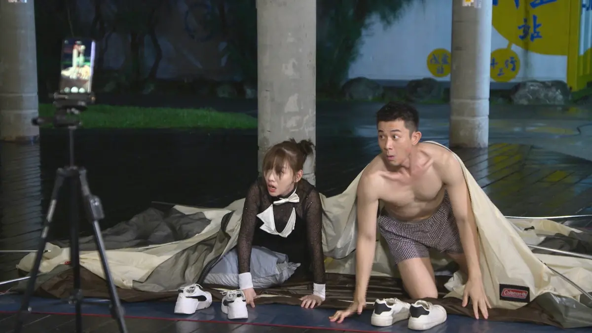▲曾子益（右）和賴芊合在《市井豪門》邊露營邊偷情。（圖／民視提供）
