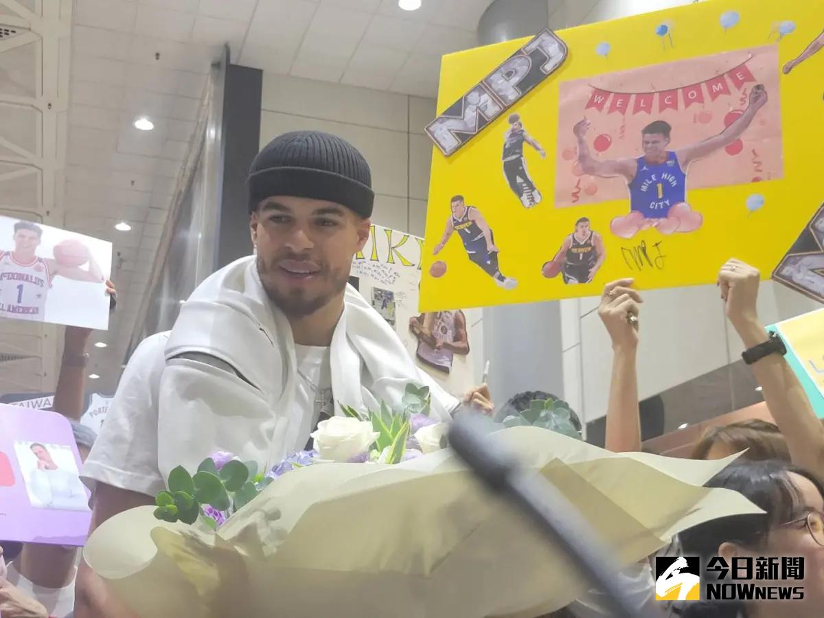 ▲今年隨隊拿下總冠軍的丹佛金塊隊前鋒小波特（Michael Porter Jr.）受邀訪台，許多球迷也守候在機場接機。（圖／黃建霖攝）