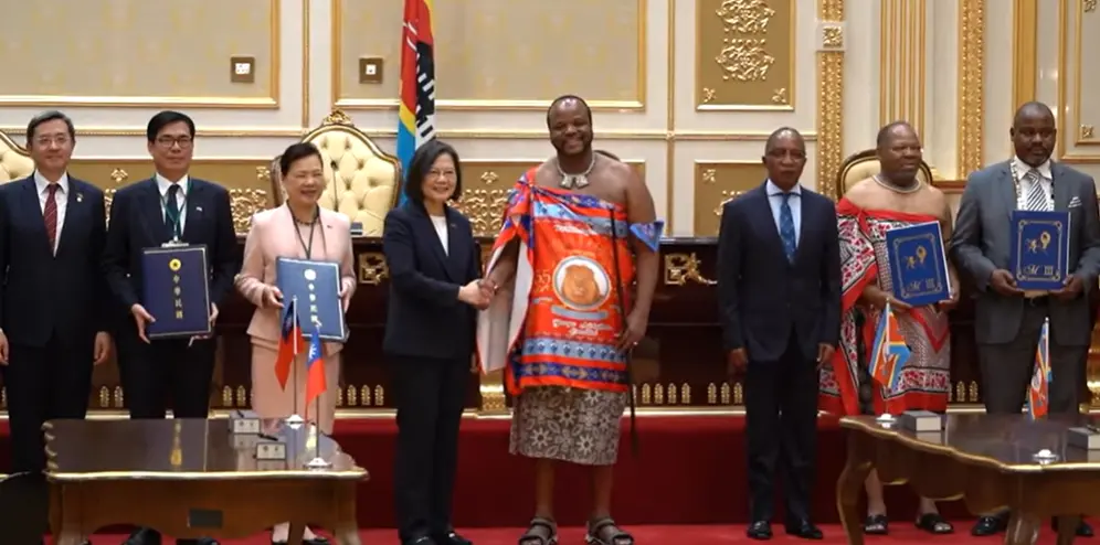 ▲蔡英文與史瓦帝尼國王恩史瓦帝三世，共同見證3項合作文件簽署。（圖／總統府提供）