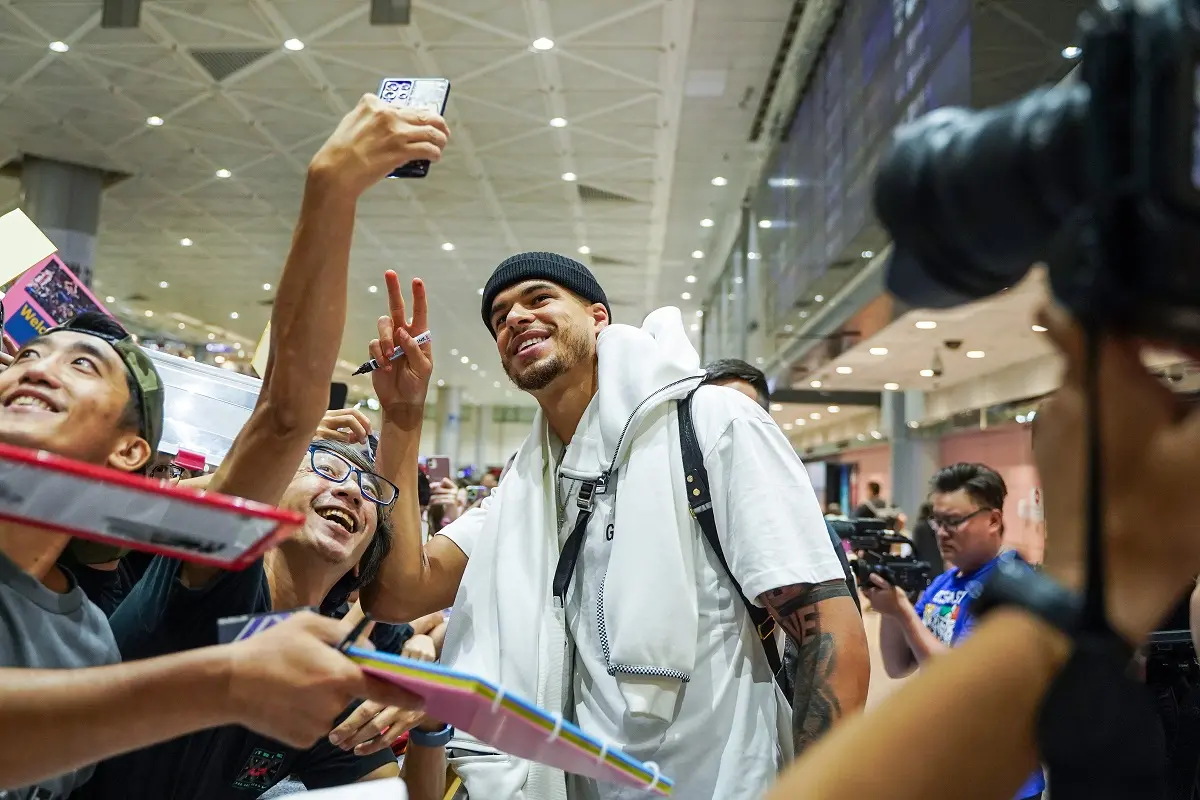 ▲丹佛金塊隊小前鋒小波特（Michael Porter Jr.）今天清晨搭乘星宇航空JX001抵達台灣，熱情地與粉絲互動。（圖／展逸行銷提供）