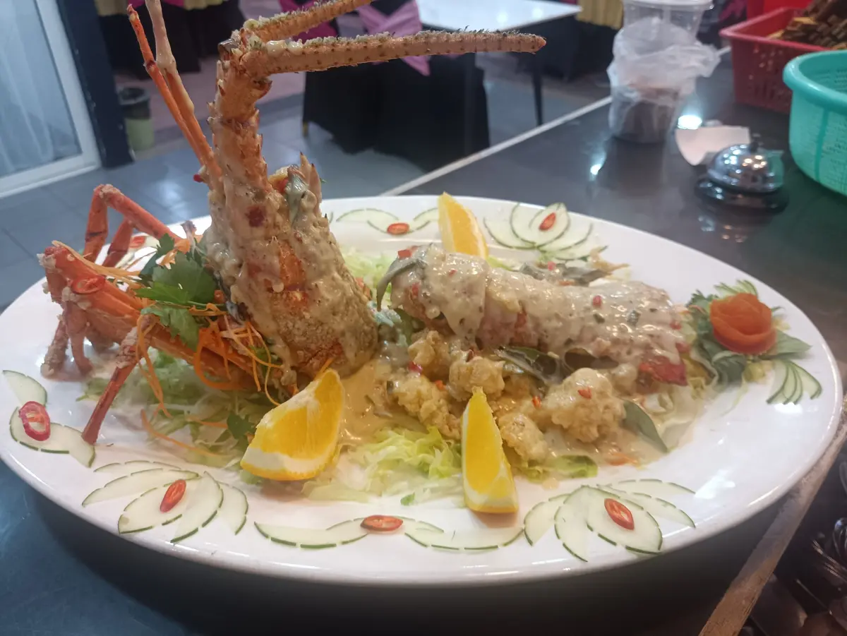 ▲一家人到馬來西亞知名海鮮餐廳，吃了7500元龍蝦等海鮮大餐，嫌太貴只付2700元，被店家上網公告討錢。（圖／Jesselton Point Seafood Restaurant臉書）