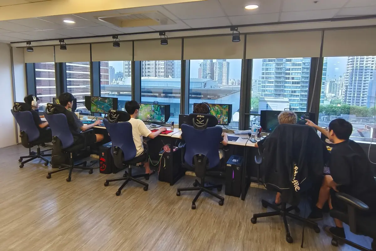 ▲亞運英雄聯盟賽事被爆出參賽隊伍資訊不對稱的問題，圖為中華代表隊選手進行訓練。（圖／取自CTESA 中華民國電子競技運動協會）
