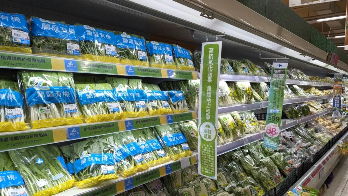 ▲颱風過境菜價飆升，賣場與農糧署攜手合作，推出特價農產品。（圖／家樂福提供）