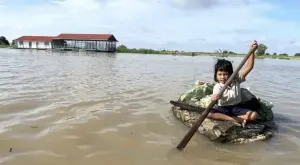 划「垃圾船」上學！柬埔寨女童年僅7歲　日划一公里去學校
