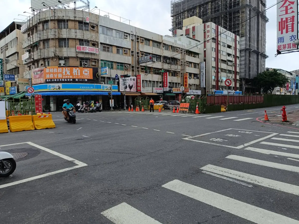 ▲高雄輕軌憲政與大順路口進行第二階段南側交維改道作業。（圖／高市府捷運局提供）