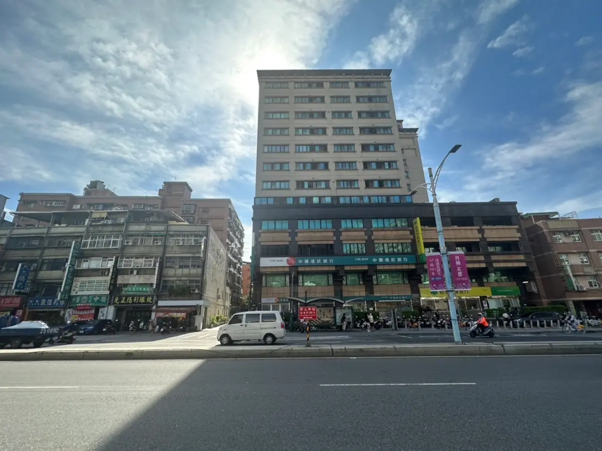▲新北市新莊區中正路1棟5樓店面商辦，坪數908.3坪，總價2億6562萬元，今年6月由法人以無貸款的方式買下，現由中國信託丹鳳分行承租。（圖／台灣房屋中正富國店提供）