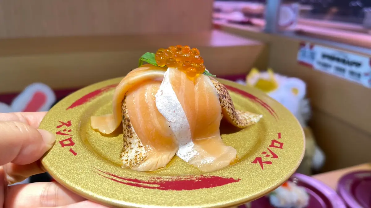 ▲壽司郎接力「鮭魚之亂」又有新作，今開吃「滿腹回饋祭」回歸浮誇「鮭山島第2彈」，《NOWnews今日新聞》開箱實測，放滿6片鮭魚腹及炙烤鮭魚肚，搭配鮭魚卵堆成山，只要80元超划算。（圖／記者蕭涵云攝）