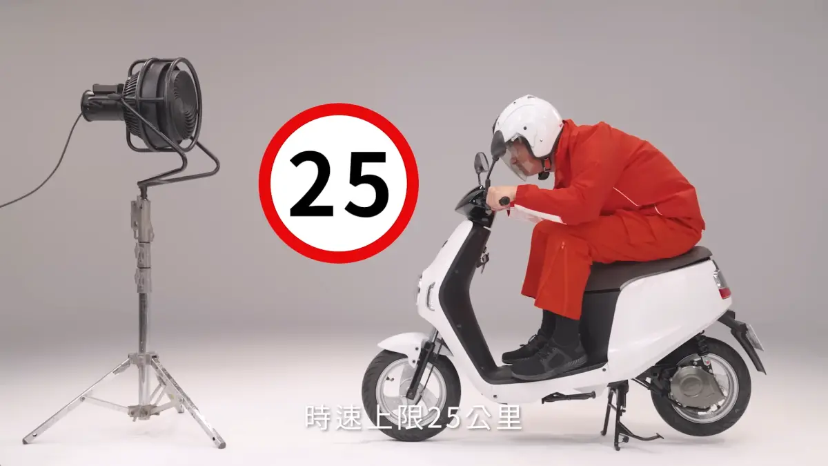 ▲微型電動二輪車外型很像機車，2024年11月29日前需完成掛牌、投保強制險才可以上路騎乘，違反者將處最高5400元罰鍰。（圖／翻攝廣告影片）