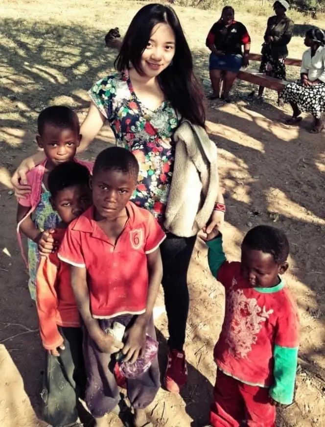 ▲高雄市議員黃捷在臉書曬出她十年前還是大學生時,曾到過史國當志工的嫩照。(圖/翻攝自黃捷臉書)