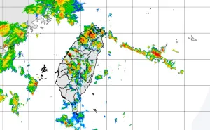 ▲今日北台灣午後不斷有對流雲系發展並移進陸地，容易有局部大雨或豪雨的發生。（圖／翻攝中央氣象局官網）