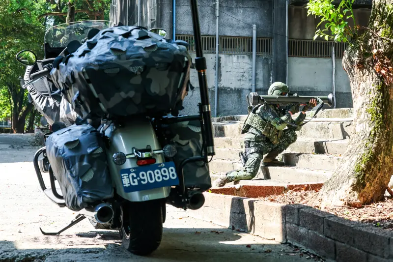 ▲憲兵快反連官兵騎乘「印第安挑戰者」重機後,抵達指定位置後手持紅隼火箭彈瞄準目標。(圖/軍聞社提供)