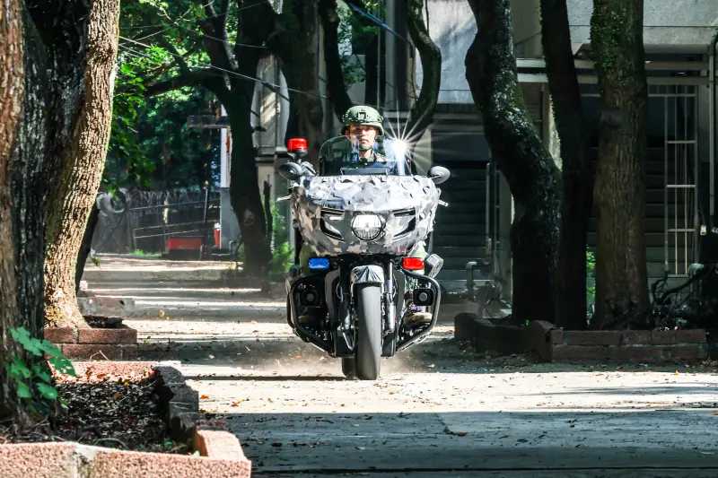 ▲憲兵快反連官兵騎乘「印第安挑戰者」重機。(圖/軍聞社提供)