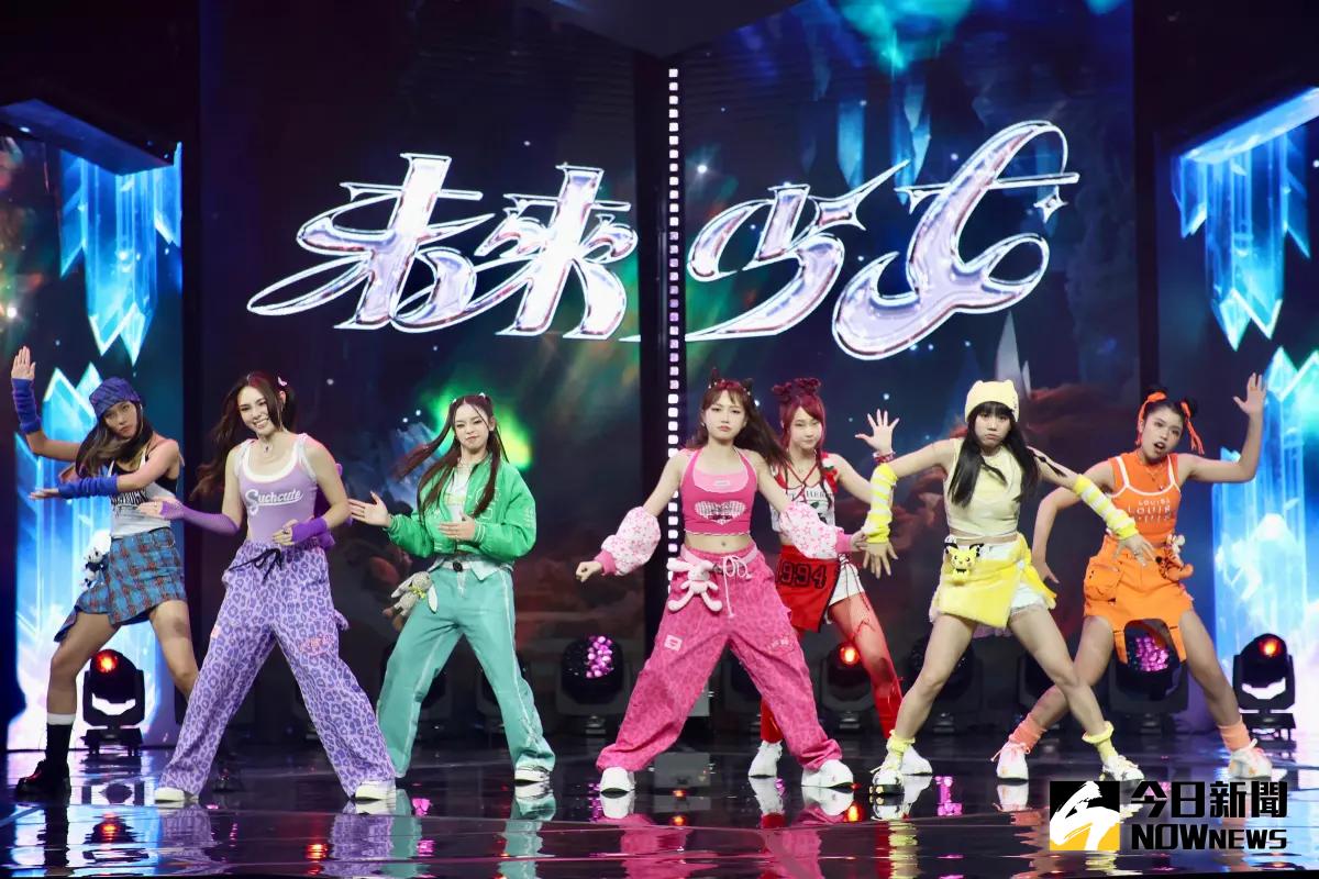 ▲薄荷水晶表演新歌〈Hellokittybalahcurrihellokitty美味しい〉，歌詞相當洗腦。（圖／記者陳明中攝）