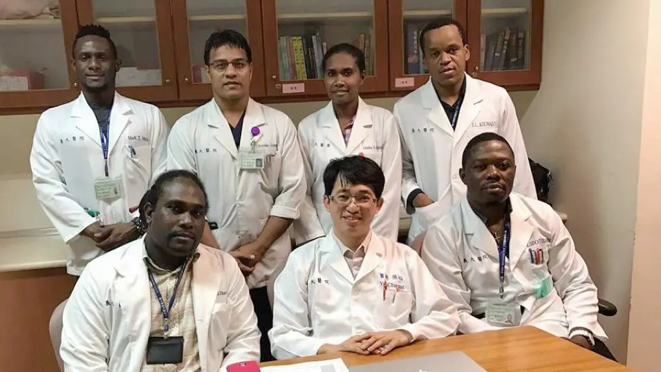 ▲來自史瓦帝尼的Nkosikhona Advocate Dlamini (下排右一)畢業於義守大學第一屆學士後醫學系外國學生專班。（圖／義守大學提供）