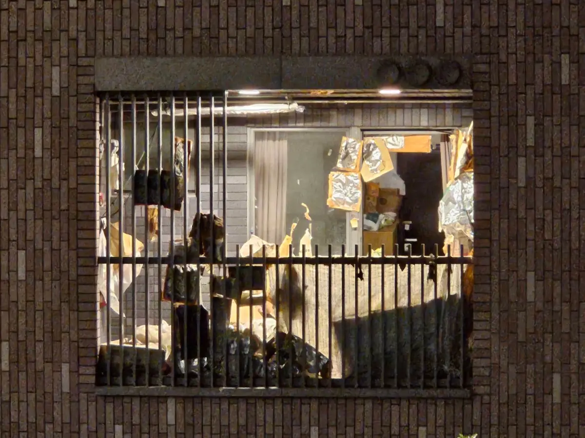 ▲台北市議員陳怡君接到住戶陳情，台北市最貴社宅維管失能，整戶樓層環境骯髒蟑螂亂竄尿味四溢，住戶崩潰多年憤拉白布條抗議市府無能。（圖／陳怡君辦公室提供）