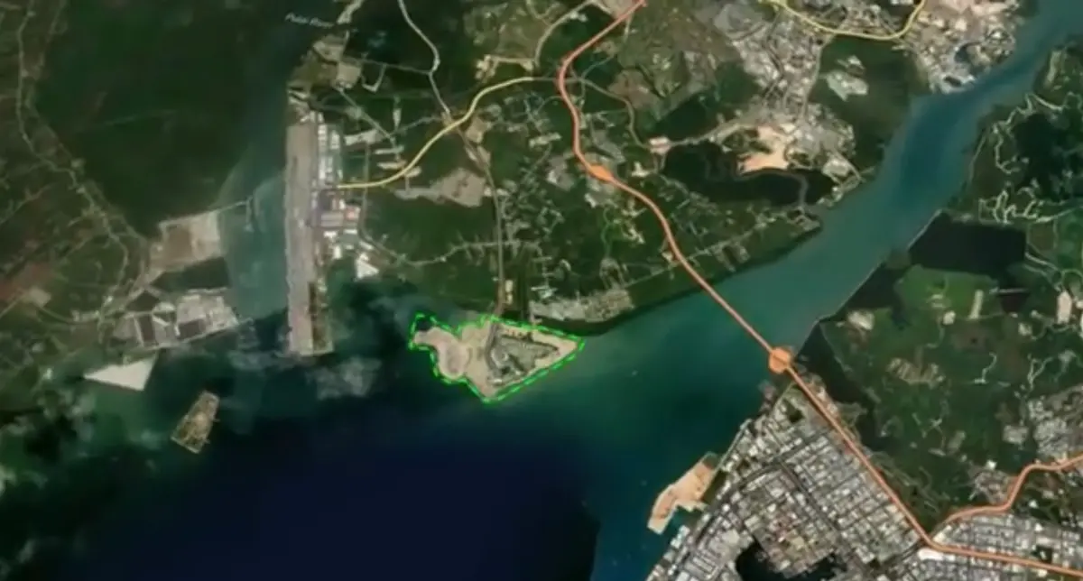 ▲ 馬來西亞與新加坡交界的柔佛海峽，名為「森林城市」的造鎮案坐落於人工島，由中國碧桂園斥資1千億美元（約新台幣3.02兆）開發，被外媒批為「改良式殖民統治」。（圖／衛星地圖）