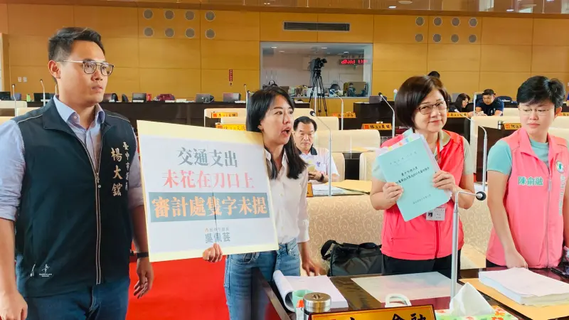 ▲官員爸爸今天不給問,身為女兒的議員吳佩芸一個不服。(圖/記者顏幸如攝,2023.09.06)