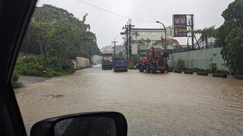 ▲新北市中和區因為強降雨，圓通路高速公路下，路面已出現積水。（圖／吳崢臉書）