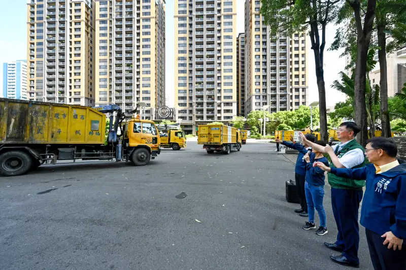 ▲高雄市環保局及工務局調派20輛抓斗車、20輛運土卡車,共40輛機具、約100人力,在今(6)日下午3點即在副市長羅達生整隊下於市府集合出發前往台東。(圖/高雄市政府提供)