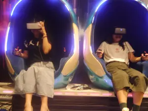 ▲新北電競特展現場提供虛擬VR雙人蛋椅沉浸式設施免費體驗。（圖 ／記者吳嘉億攝，2023.09.06）