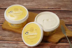 ▲19號軟質鮮奶油乳酪特點是不用退冰即可以直接用於烘焙。（圖／峻鼎食品提供）