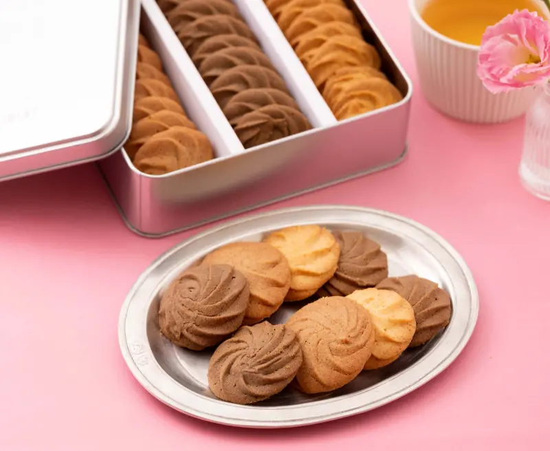 ▲「Miss V Bakery」此次使用19號100％全台灣乳源發酵奶油和優格起司粉設計鐵盒餅乾。（圖／峻鼎食品提供）