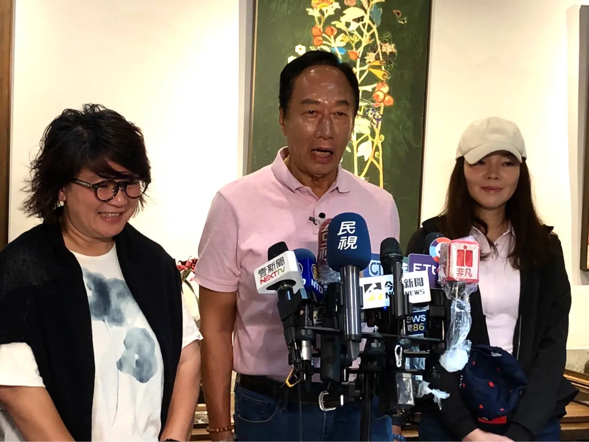 ▲鴻海創辦人郭台銘今天和妻子走訪赤峰街。（圖／記者嚴俊強攝，2023.09.06）