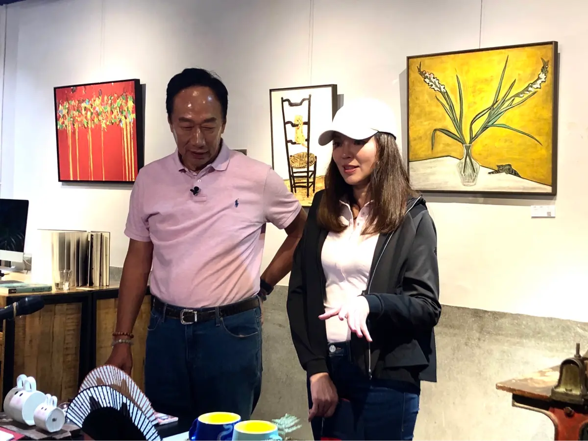 ▲鴻海創辦人郭台銘今天和妻子曾馨瑩走訪文青聖地「赤峰街」。（圖／記者嚴俊強攝，2023.09.06）