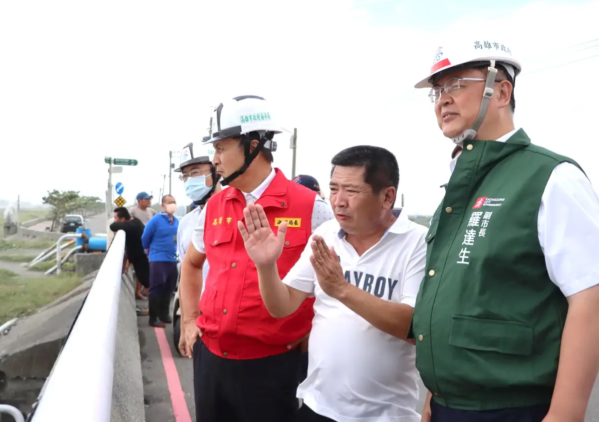 ▲高雄市副市長羅達生(右1)率海洋局局長張漢雄(右3)，會同彌陀區漁會總幹事林子清(右2)，到彌陀養殖漁業生產區進行實地巡察及對在地養殖漁民的關心。(圖／高雄市政府海洋局提供)