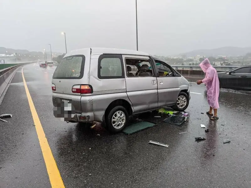 ▲警方到場後，發現有7輛車發生追撞。（圖／翻攝畫面）