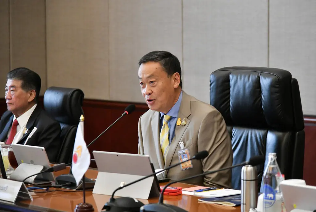 ▲泰國新總理賽塔（右）6日率領內閣成員完成宣誓儀式，正式走馬上任。新內閣7日舉行特別內閣會議，討論11日首次國會施政報告的內容。（圖／總理府提供 中央社記者呂欣憓曼谷傳真 112年9月6日）