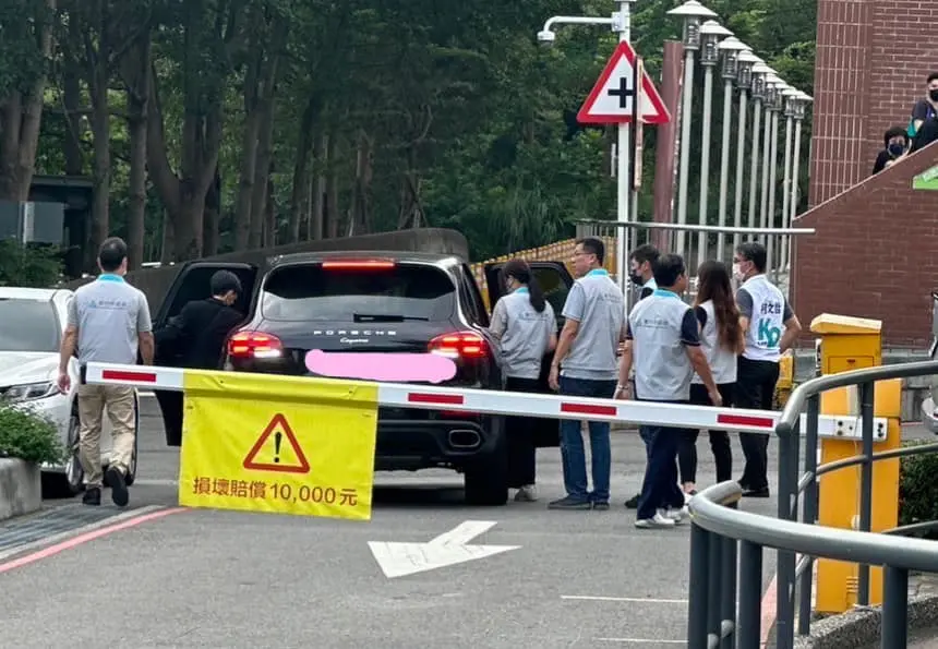 ▲高虹安搭乘友人車輛惹議，市府卻以節省市府資源」作為回應，林志潔強調，恐已違反公務員廉政倫理。（圖／翻攝「北區超正。派 我是楊玲宜」臉書）