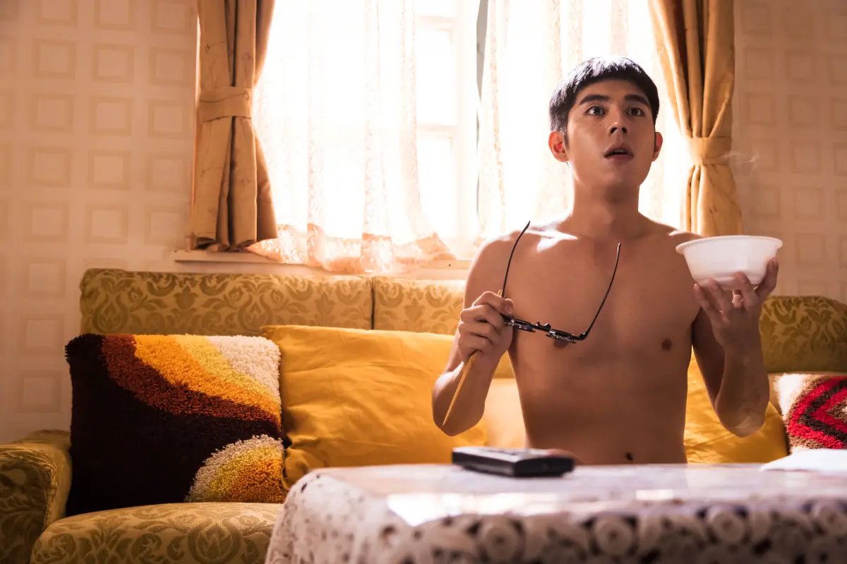 ▲詹懷雲全裸上陣《成功補習班》，演出超痛青春意外。（圖／華納兄弟）