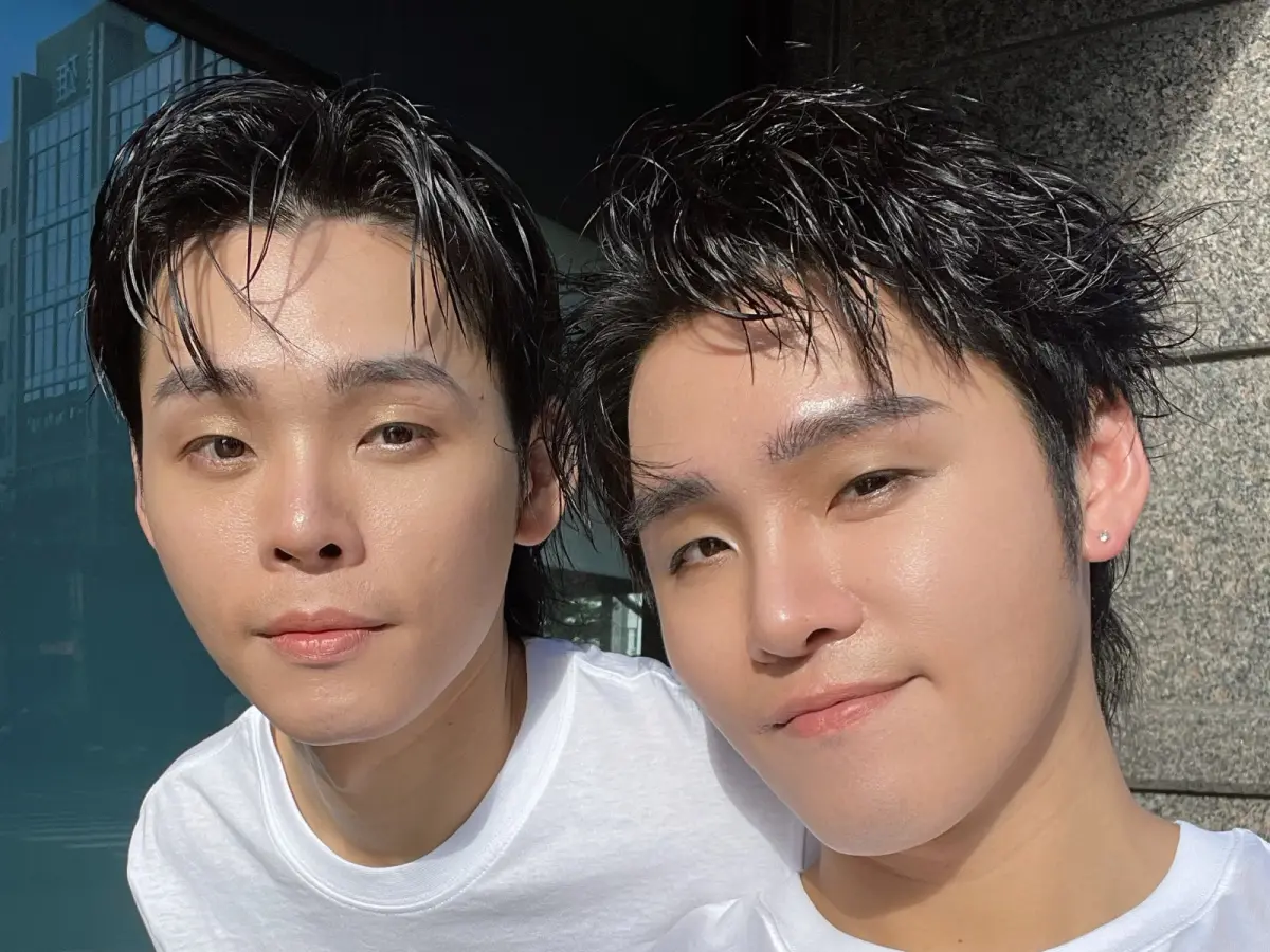 ▲展榮（右）、展瑞才爆不合拆夥，突然宣布為《百味小廚神》戲劇原聲帶合唱〈我們牽著手〉。（圖／華納音樂）